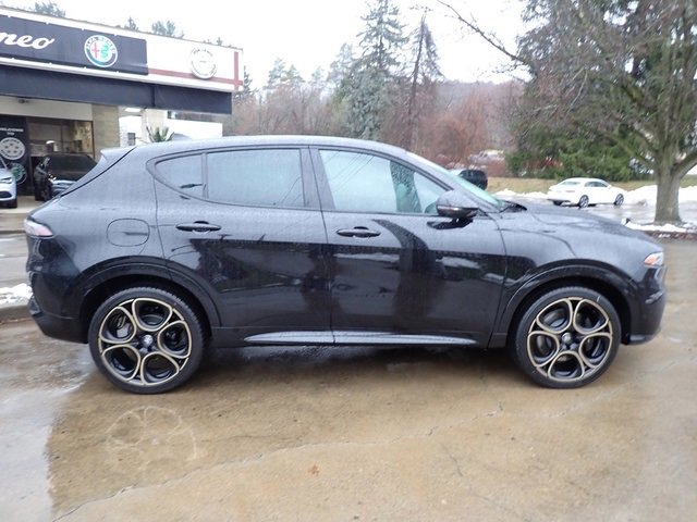 New 2025 Alfa Romeo Tonale Intensa image 8