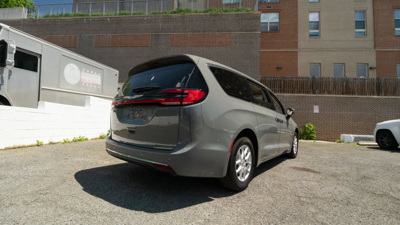 Used 2023 Chrysler Pacifica Touring-L FWD image 3
