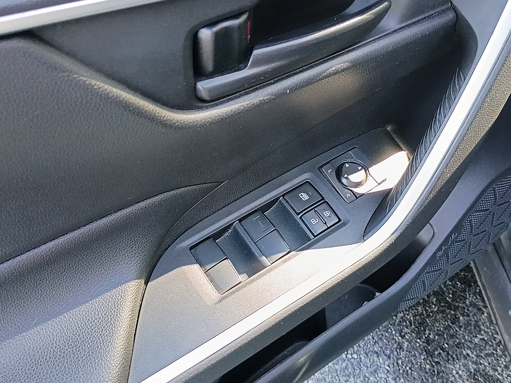 Used 2020 Toyota RAV4 LE w/ All Weather Liner Package AWD/4WD image 17
