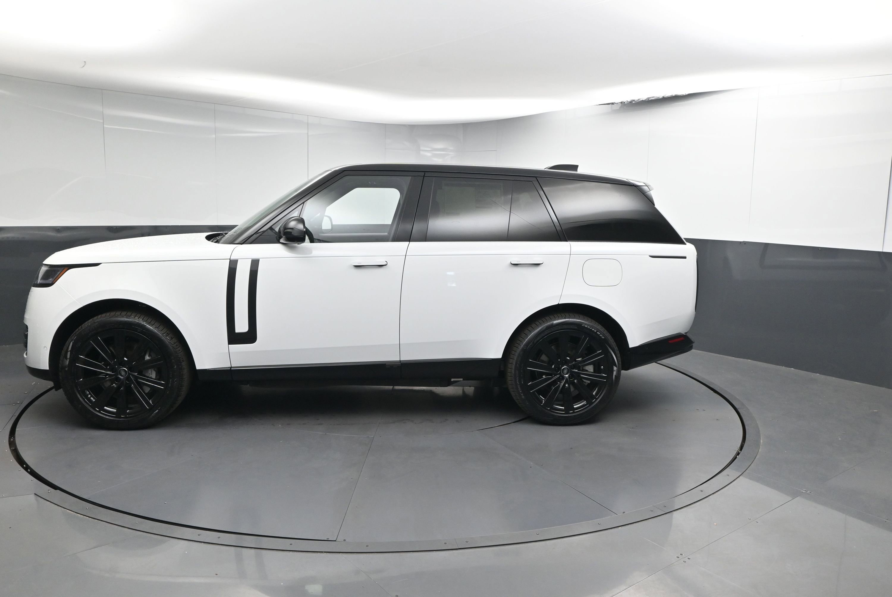 New 2025 Land Rover Range Rover SE image 2