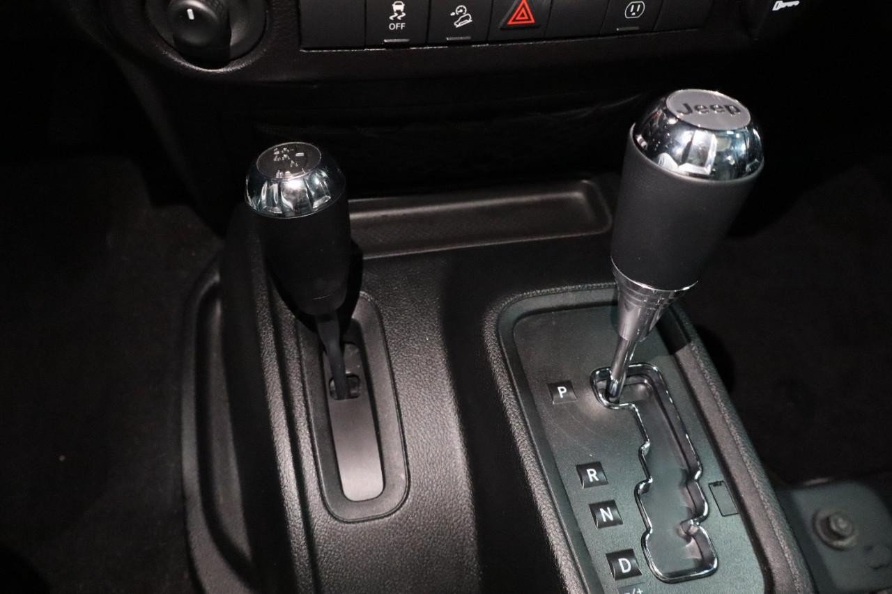 Used 2018 Jeep Wrangler Unlimited Sahara w/ Connectivity Group AWD/4WD image 16