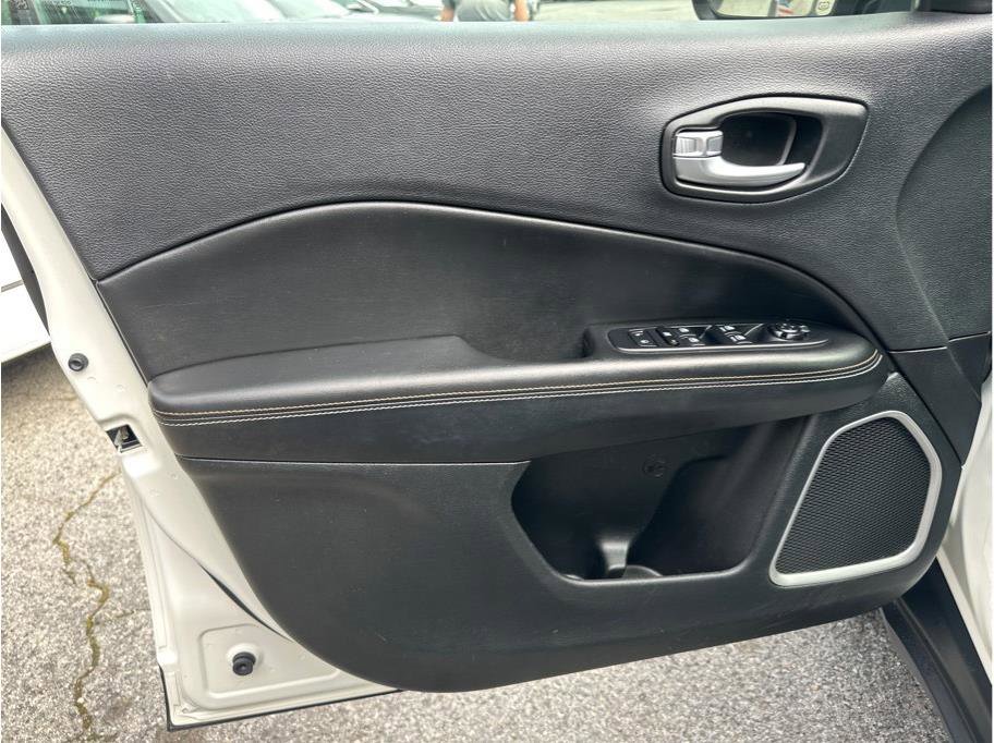 Used 2018 Jeep Compass Latitude w/ Cold Weather Group image 11