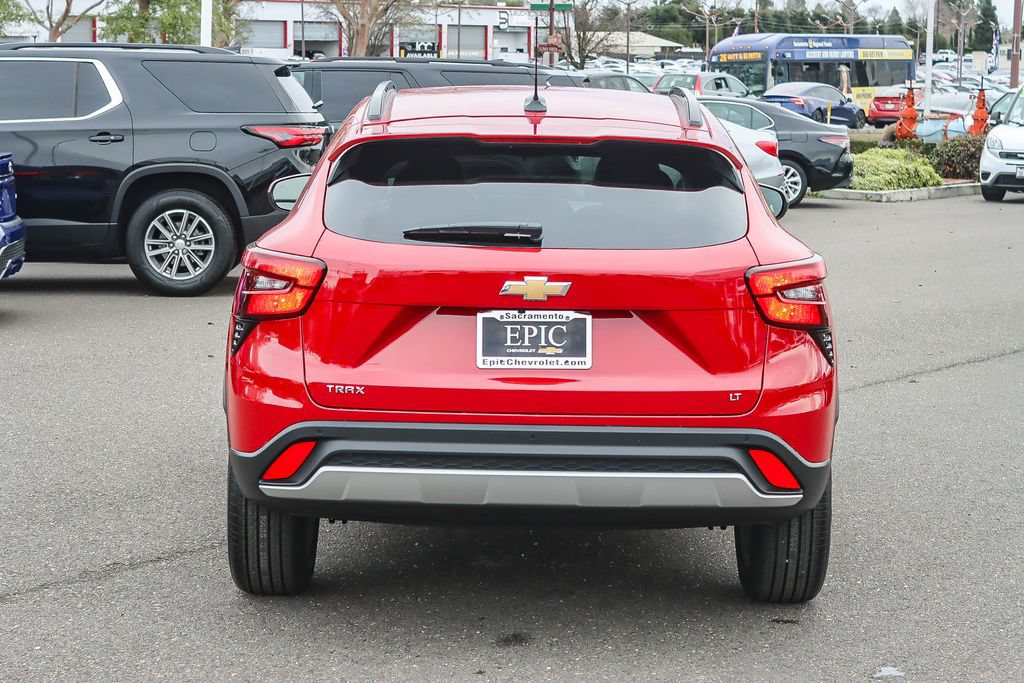 Used 2026 Chevrolet Trax LT w/ Sunroof Package FWD image 3