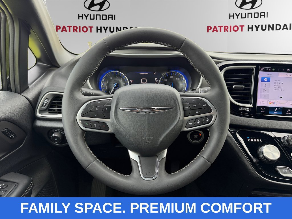 Used 2025 Chrysler Pacifica Select FWD image 12