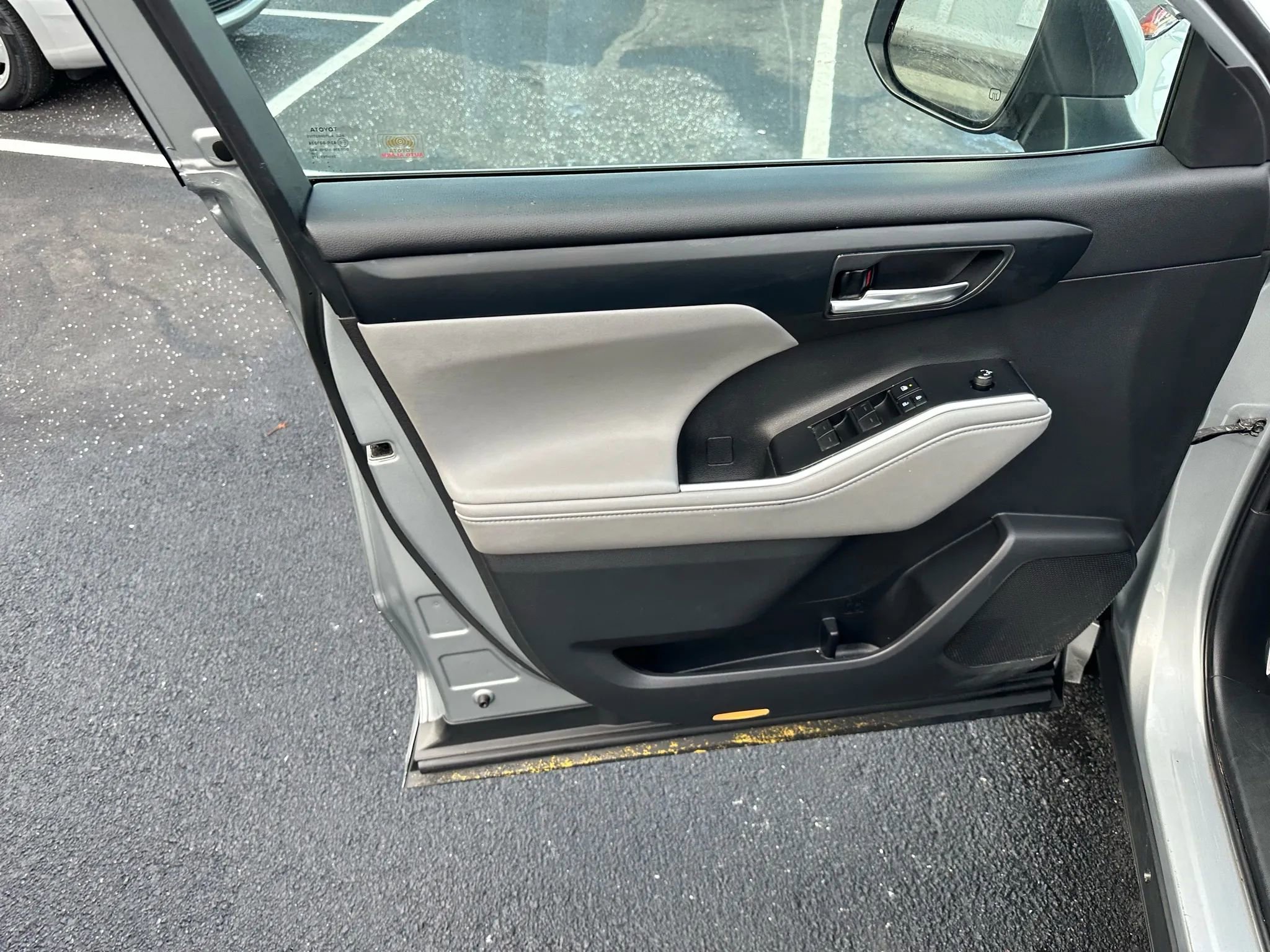 Used 2020 Toyota Highlander XLE image 25