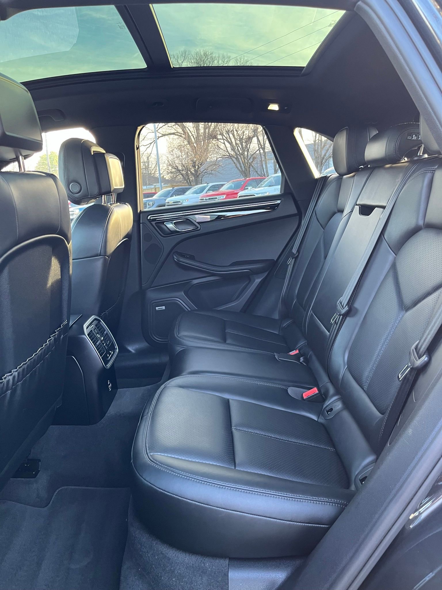 Used 2022 Porsche Macan image 10