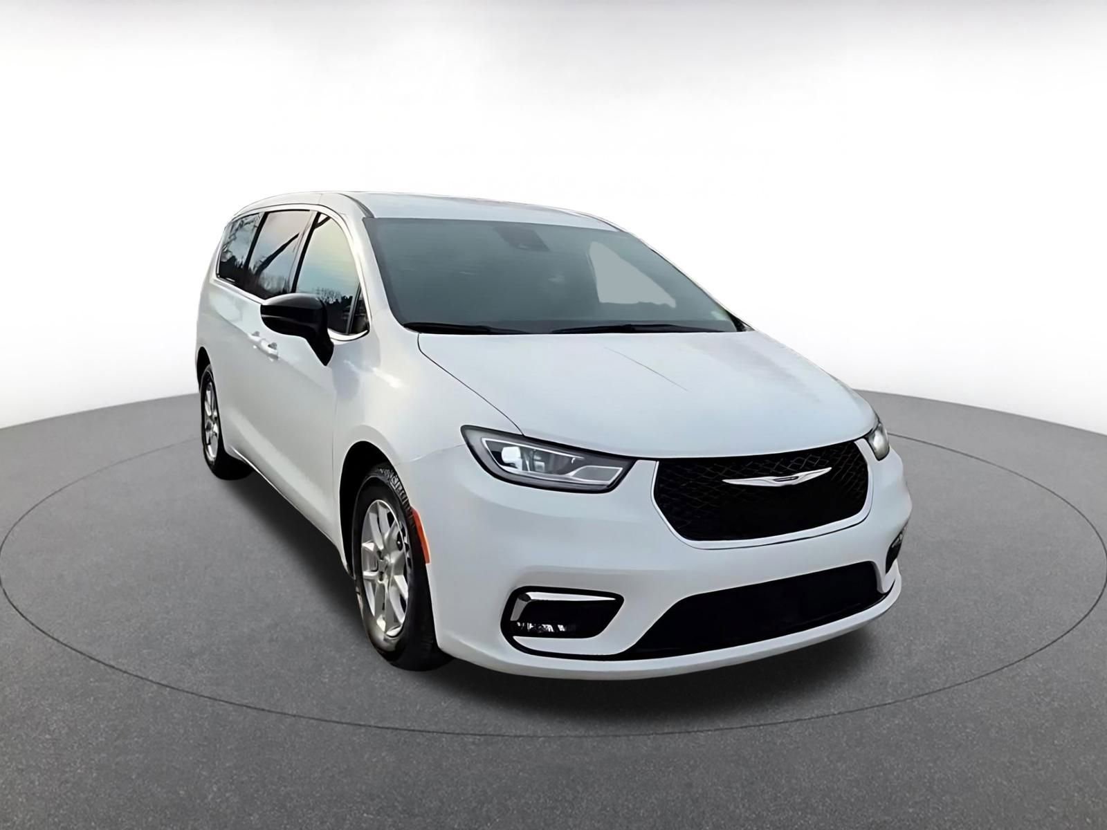 Used 2025 Chrysler Pacifica Select image 3