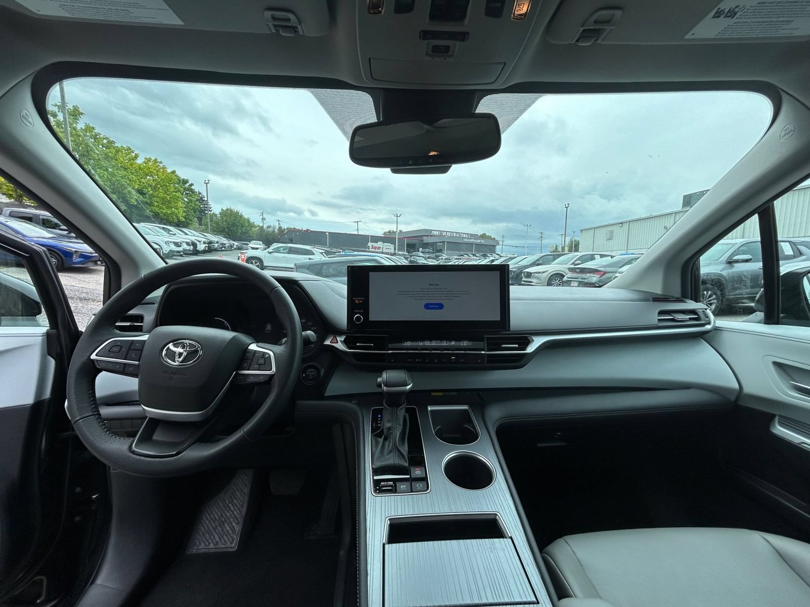 Used 2025 Toyota Sienna XLE FWD image 30