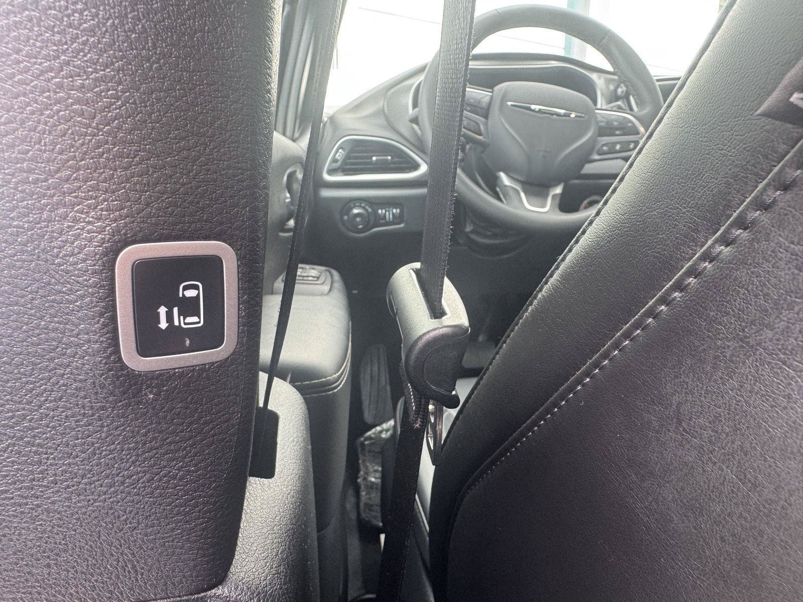 Used 2025 Chrysler Pacifica Select FWD image 35