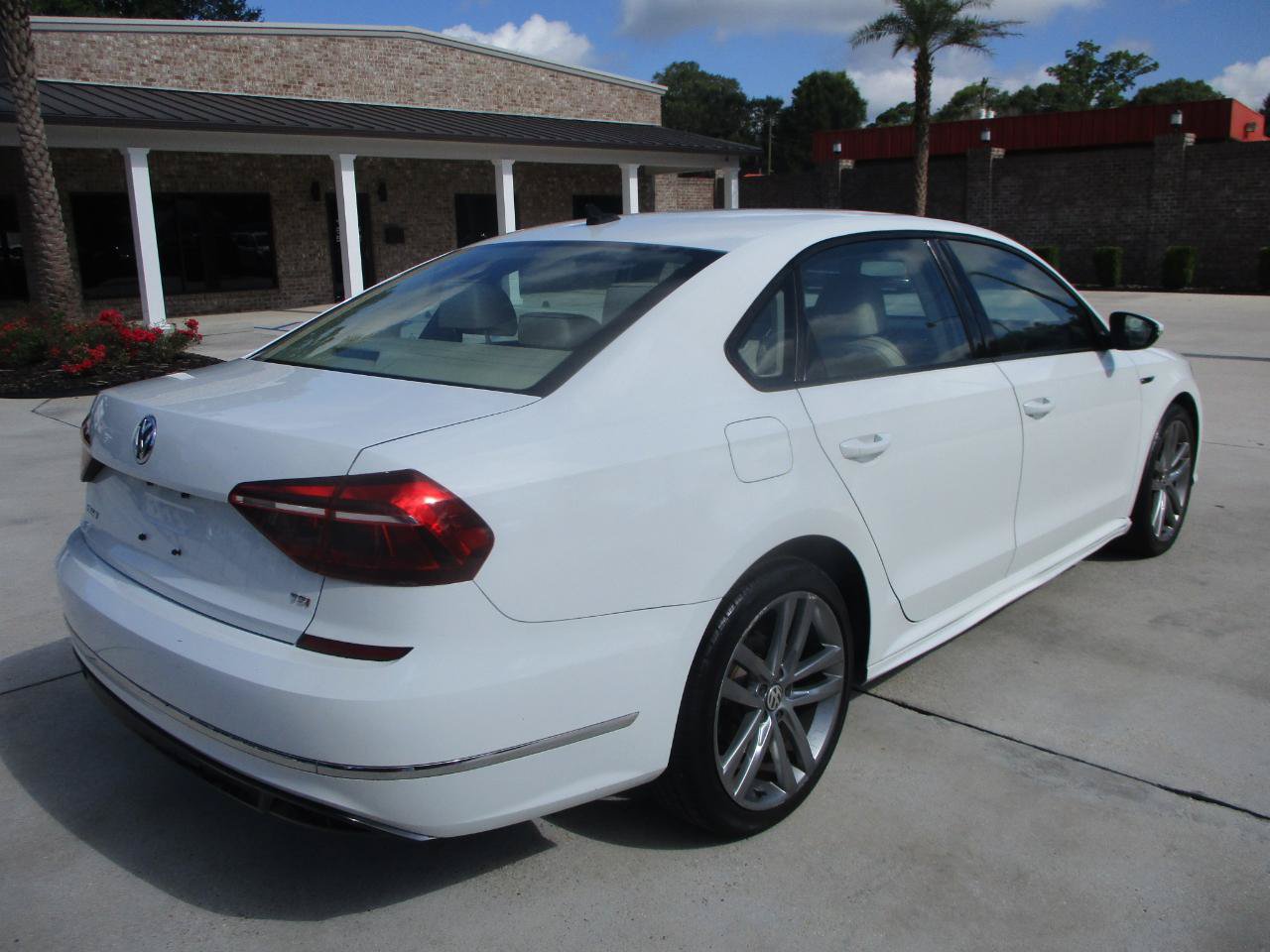Used 2018 Volkswagen Passat 2.0T R-Line FWD image 29