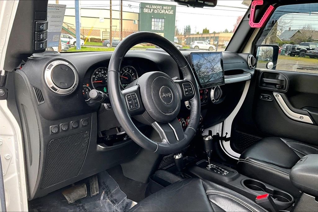 Used 2015 Jeep Wrangler Unlimited Sahara w/ Connectivity Group image 18