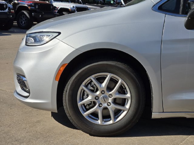 Used 2024 Chrysler Pacifica Touring-L FWD image 9