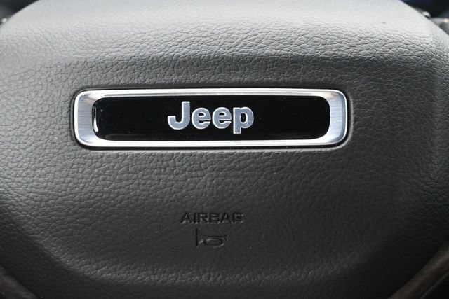 Used 2025 Jeep Grand Cherokee Limited w/ Black Appearance Package AWD/4WD image 9