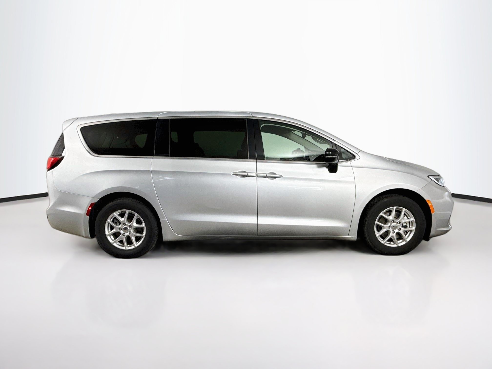 Used 2024 Chrysler Pacifica Touring-L FWD image 2