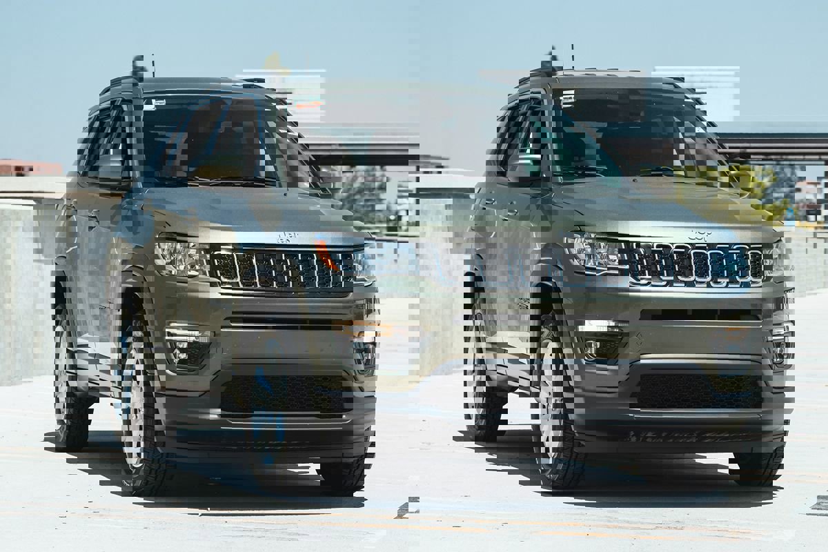 Used 2019 Jeep Compass Latitude image 2