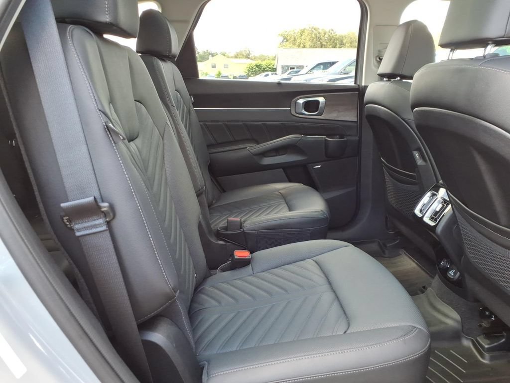 Used 2025 Kia Sorento SX AWD/4WD image 16