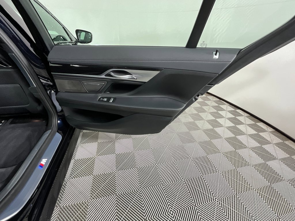 Used 2019 BMW 750i image 23
