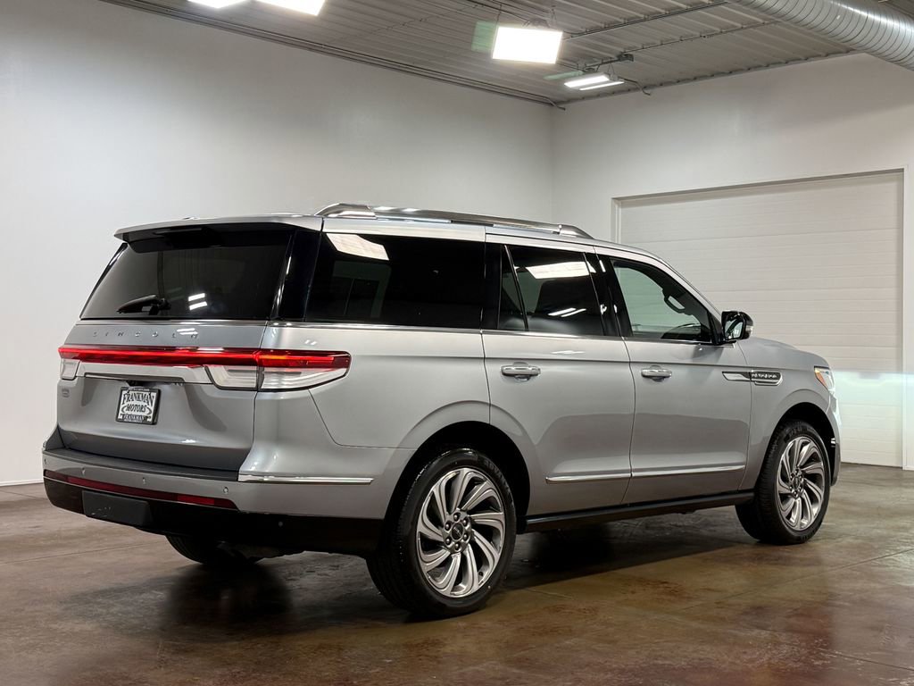 Used 2023 Lincoln Navigator Reserve image 4