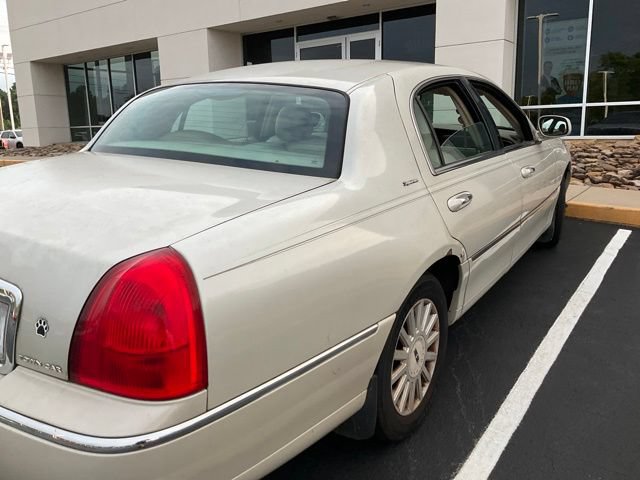 Used 2005 Lincoln Town Car Signature RWD image 4