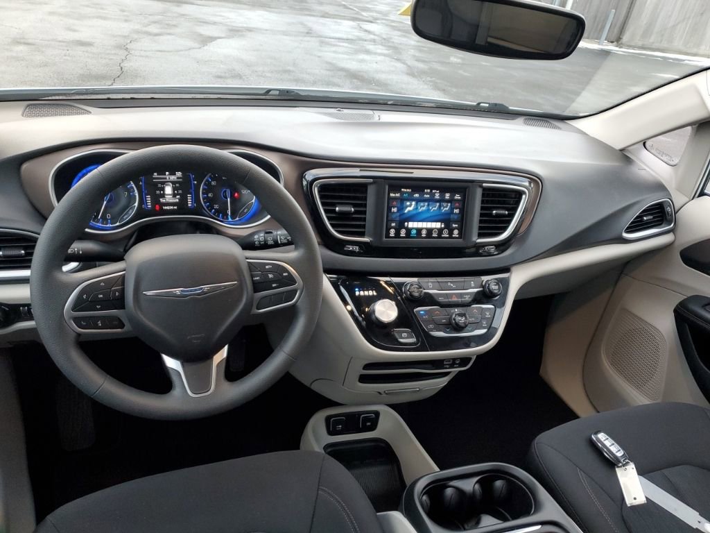 Used 2018 Chrysler Pacifica Touring Plus image 33