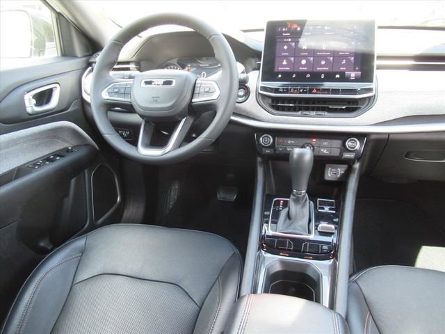Used 2023 Jeep Compass Latitude image 12