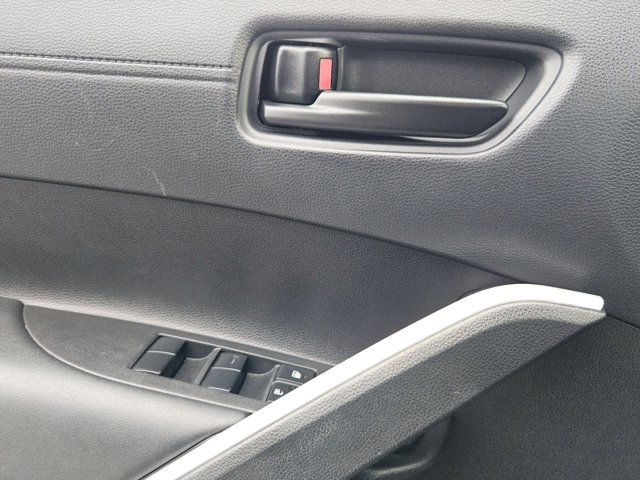 Used 2025 Toyota Corolla Cross LE image 3