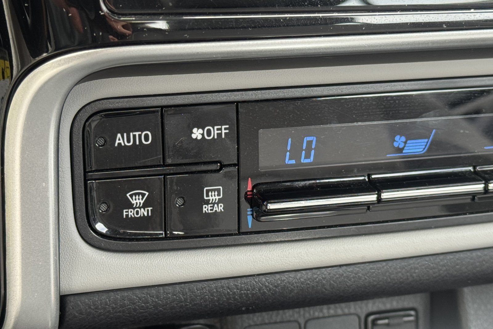 Used 2019 Toyota Corolla LE w/ Carpet Mat Package (TMS) FWD image 25