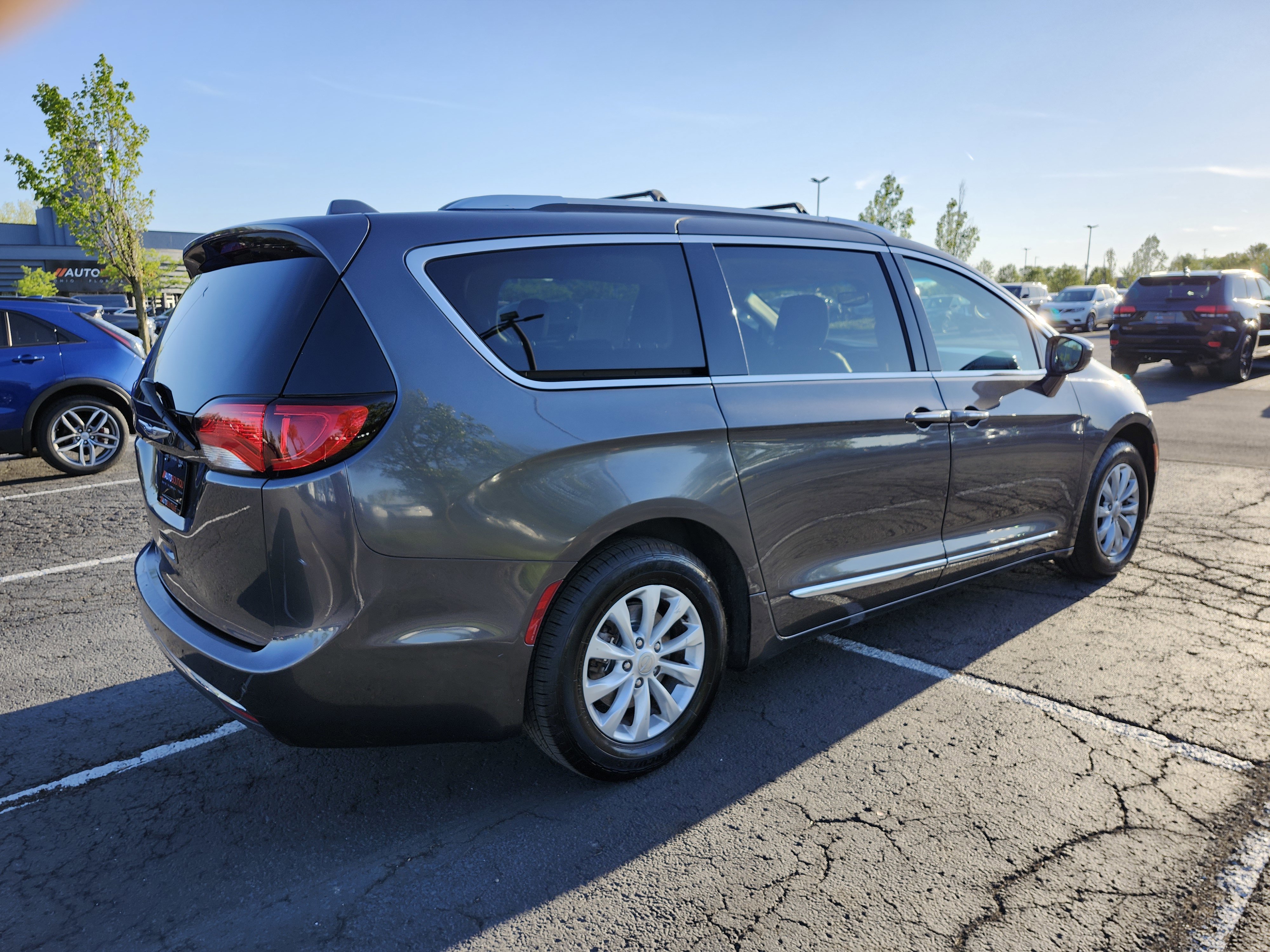 Used 2019 Chrysler Pacifica Touring-L FWD image 17