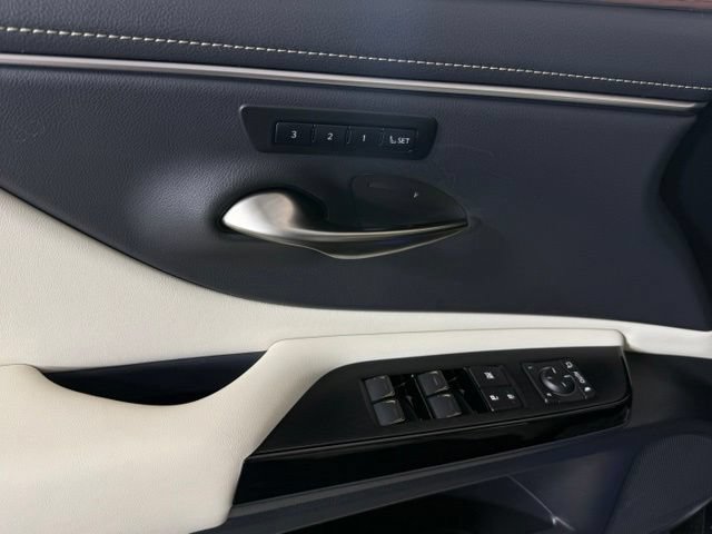 Certified 2025 Lexus ES 300h w/ Technology Package FWD image 17