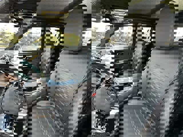 Used 2025 Mercedes-Benz GLC 300 4MATIC image 16