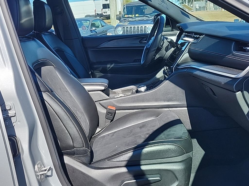 Used 2024 Jeep Grand Cherokee Altitude image 14