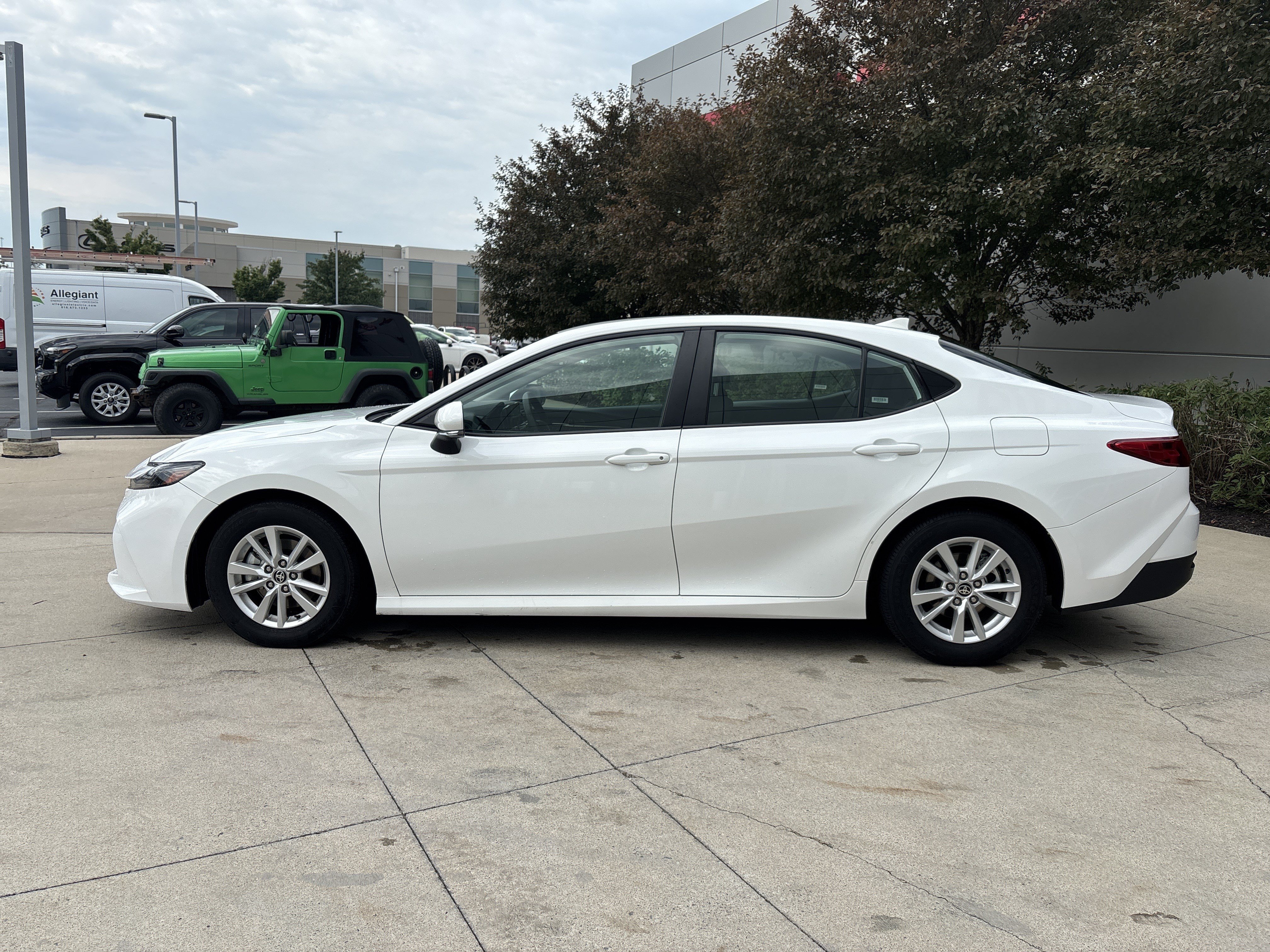 Used 2025 Toyota Camry Hybrid FWD image 9