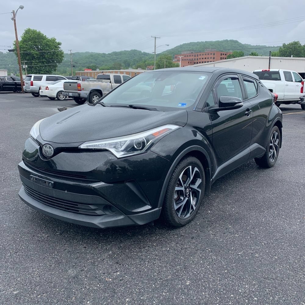 Used 2018 Toyota C-HR XLE FWD image 2
