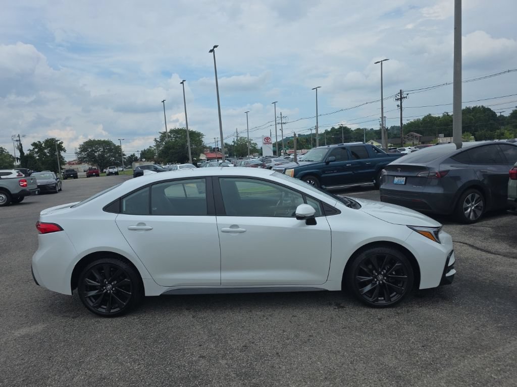 Used 2025 Toyota Corolla SE FWD image 3