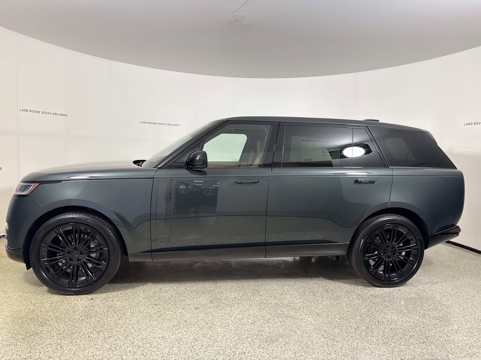 New 2026 Land Rover Range Rover Long Wheelbase SE AWD/4WD image 2