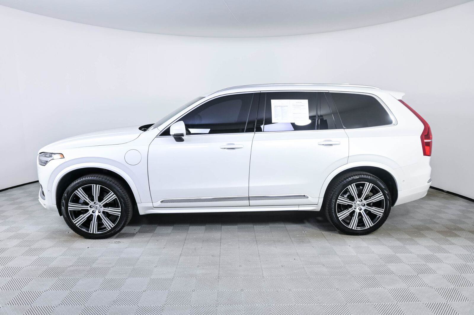 Used 2025 Volvo XC90 T8 Ultra w/ Protection Package Premier AWD/4WD image 2
