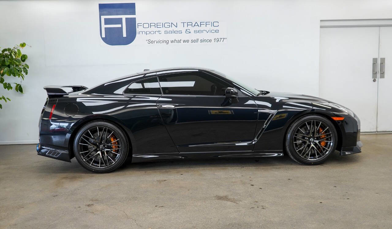 Used 2021 Nissan GT-R Premium image 12