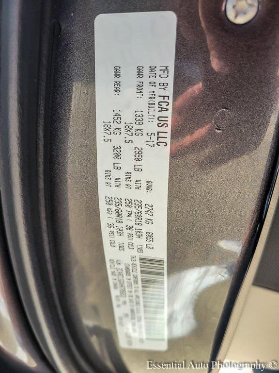 Used 2017 Chrysler Pacifica Limited image 27