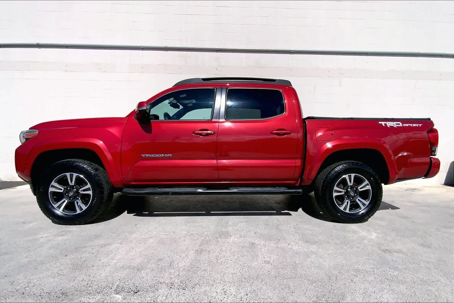 Used 2017 Toyota Tacoma TRD Sport RWD image 3