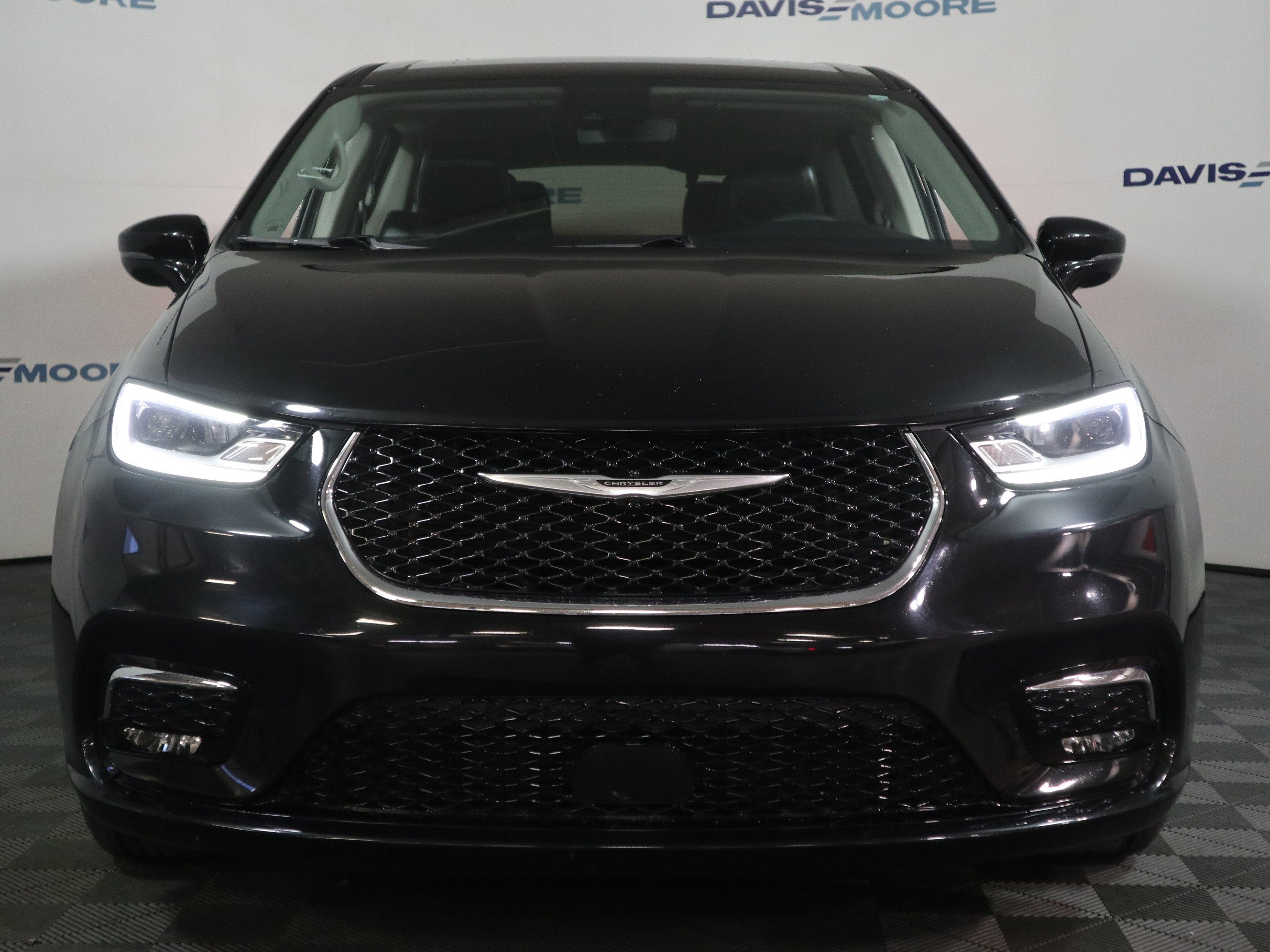 Used 2024 Chrysler Pacifica Touring-L image 13