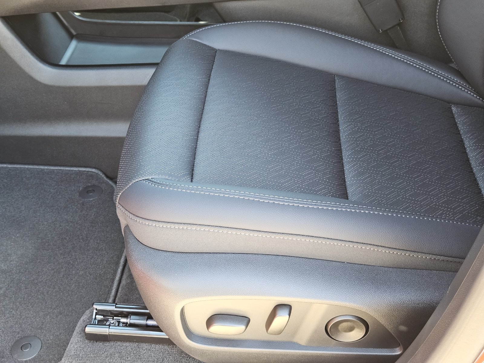 New 2027 Chevrolet Equinox LT w/ Convenience Package II FWD image 25