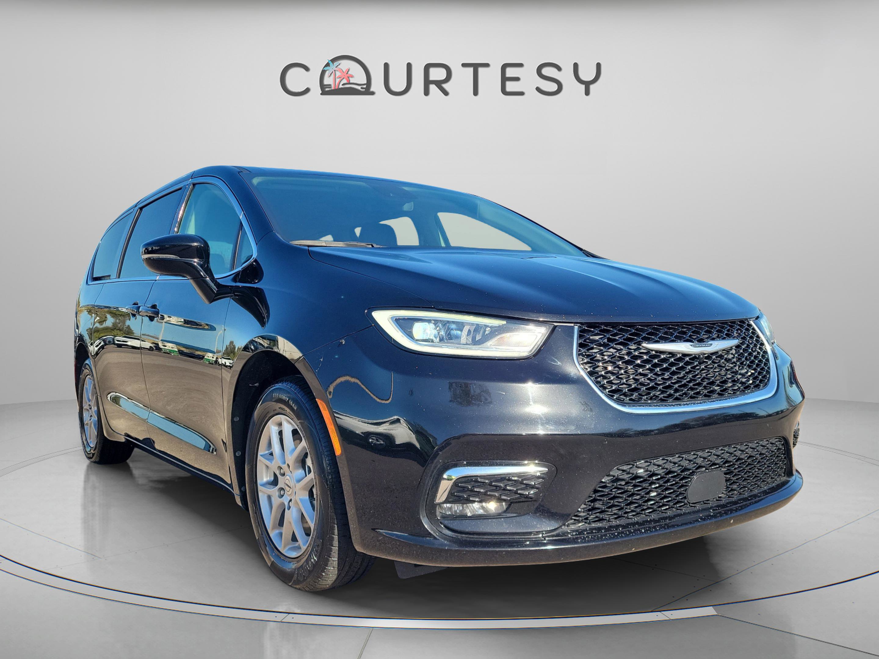 Used 2024 Chrysler Pacifica Touring-L image 5