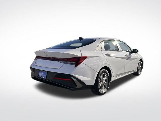Used 2025 Hyundai Elantra SE image 5