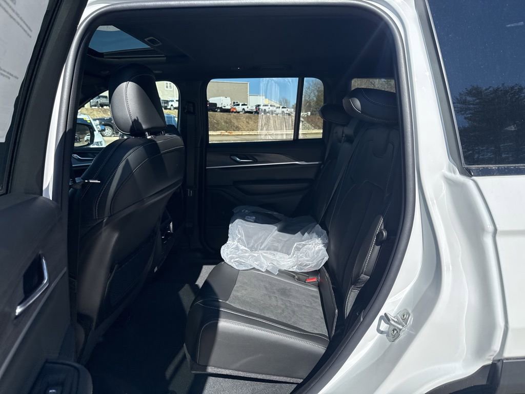 New 2026 Jeep Grand Cherokee Altitude image 24