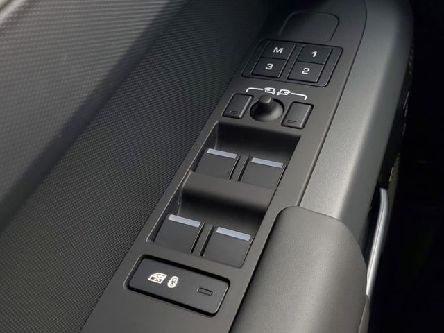 Certified 2023 Land Rover Defender 130 X-Dynamic SE AWD/4WD image 20