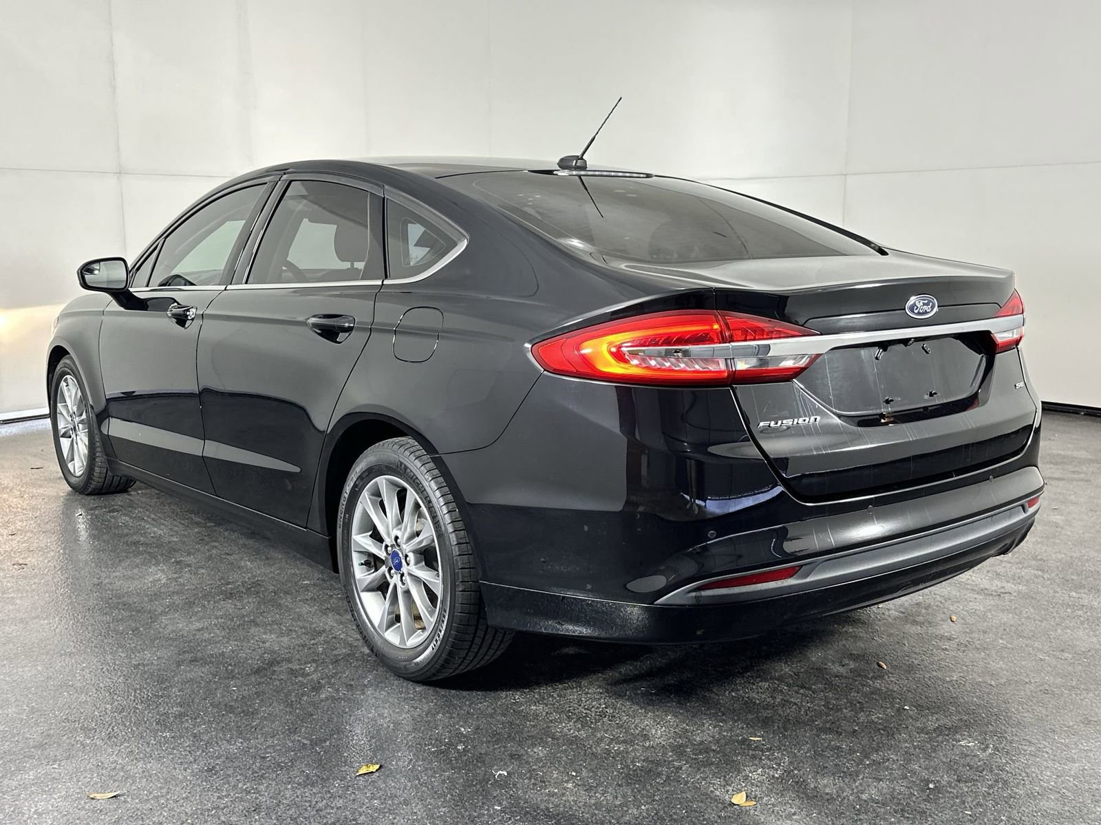 Used 2017 Ford Fusion SE w/ Fusion SE Technology Package image 9