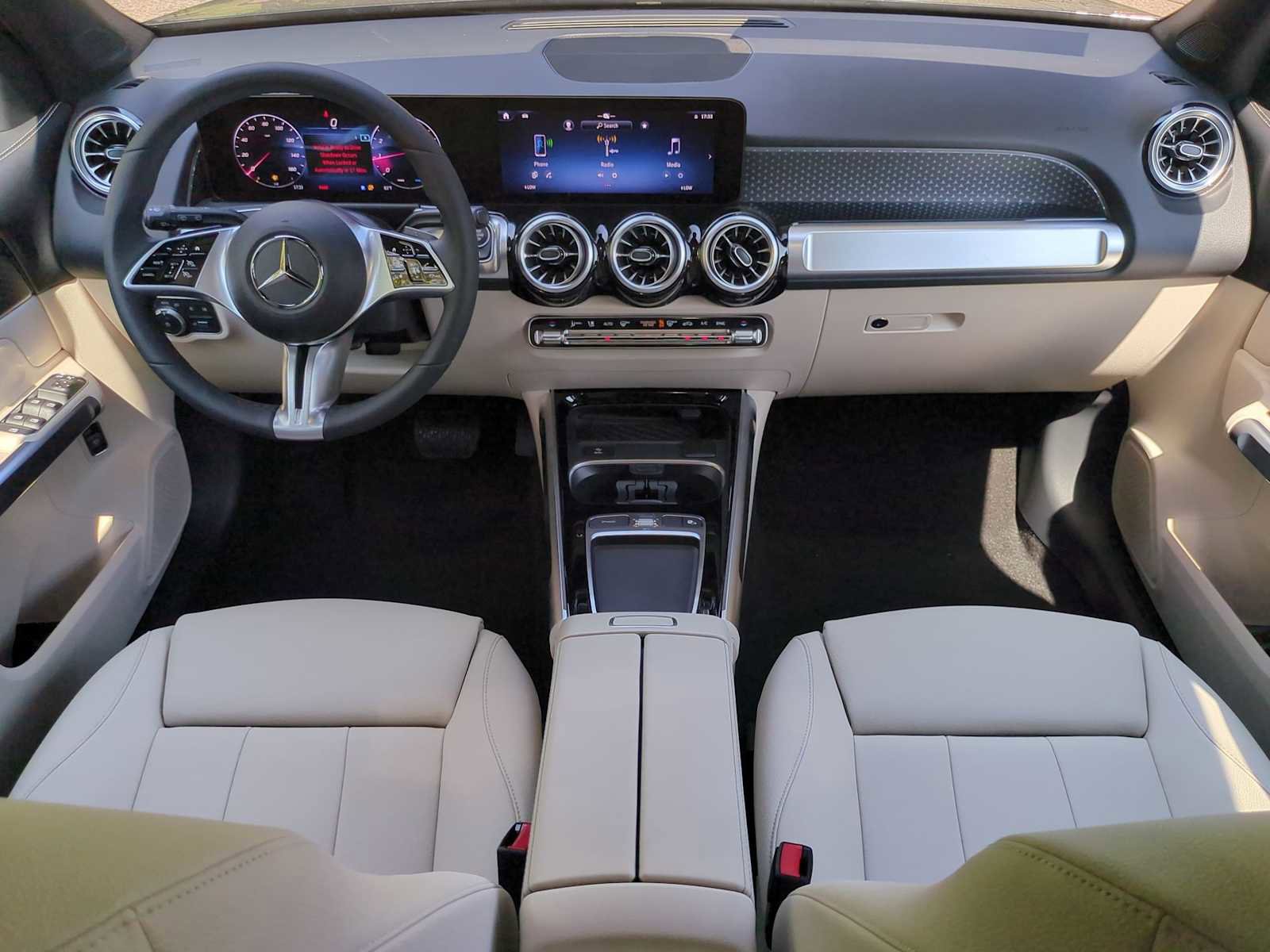 Used 2025 Mercedes-Benz GLB 250 4MATIC image 16