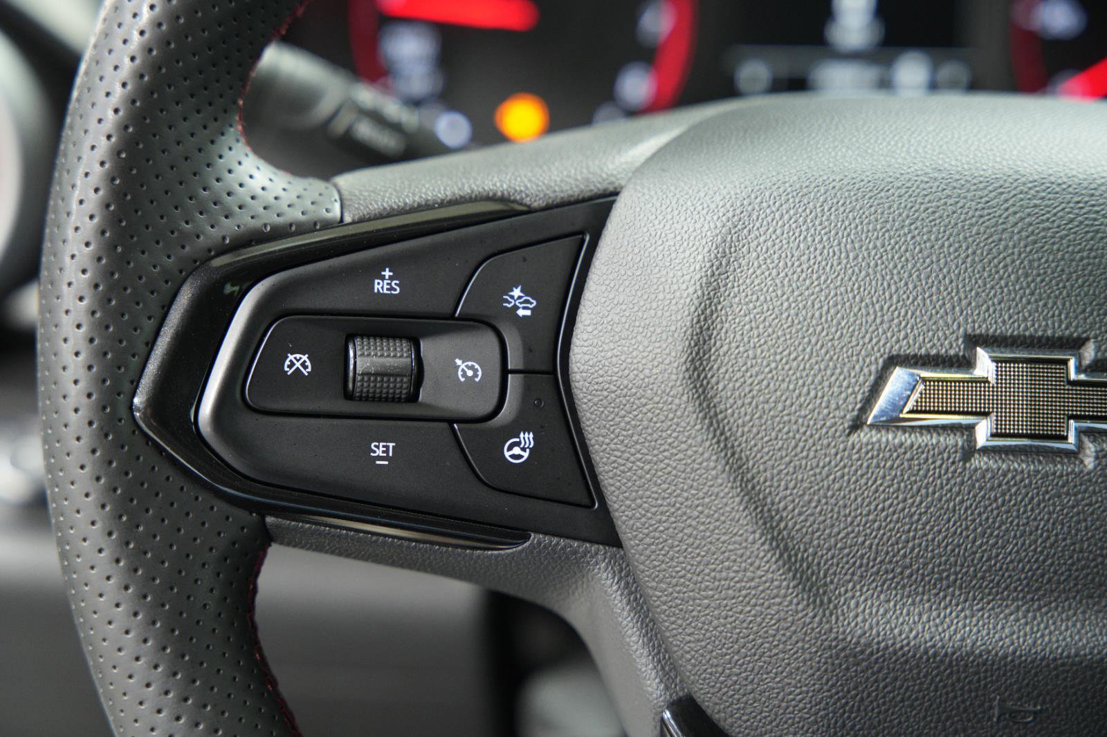 Used 2024 Chevrolet Trax RS w/ Sunroof Package FWD image 32