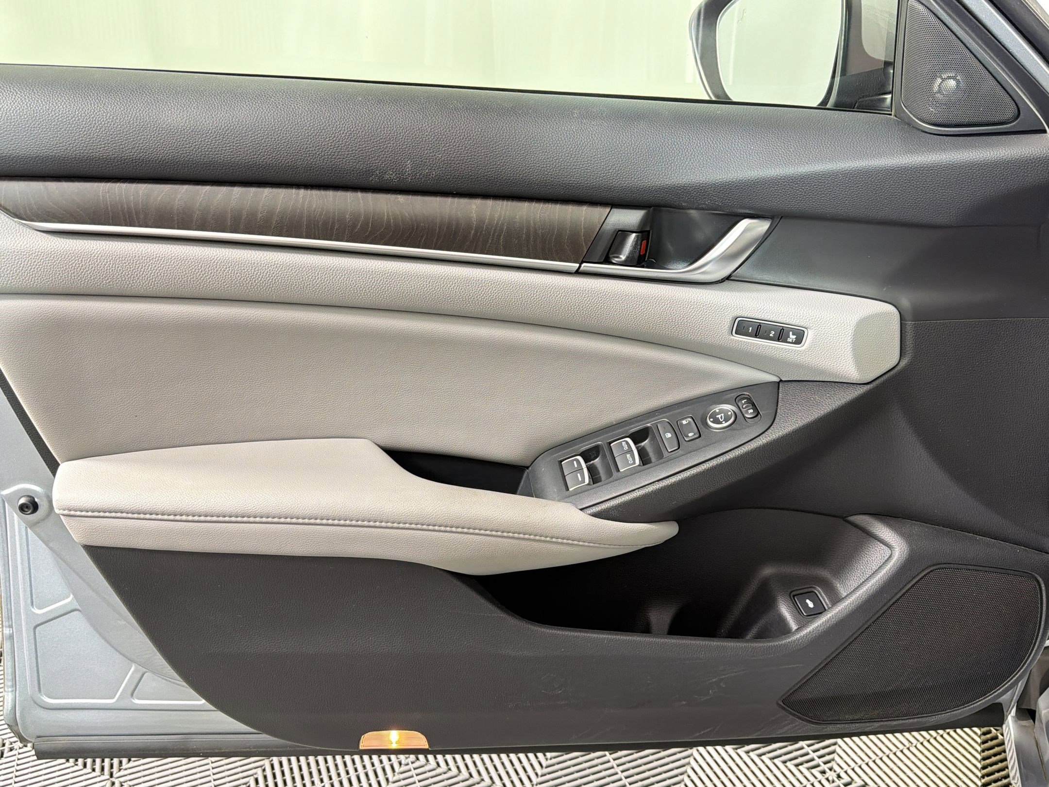 Used 2018 Honda Accord EX-L image 11