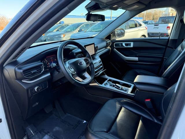 Used 2022 Ford Explorer XLT w/ Equipment Group 202A image 3